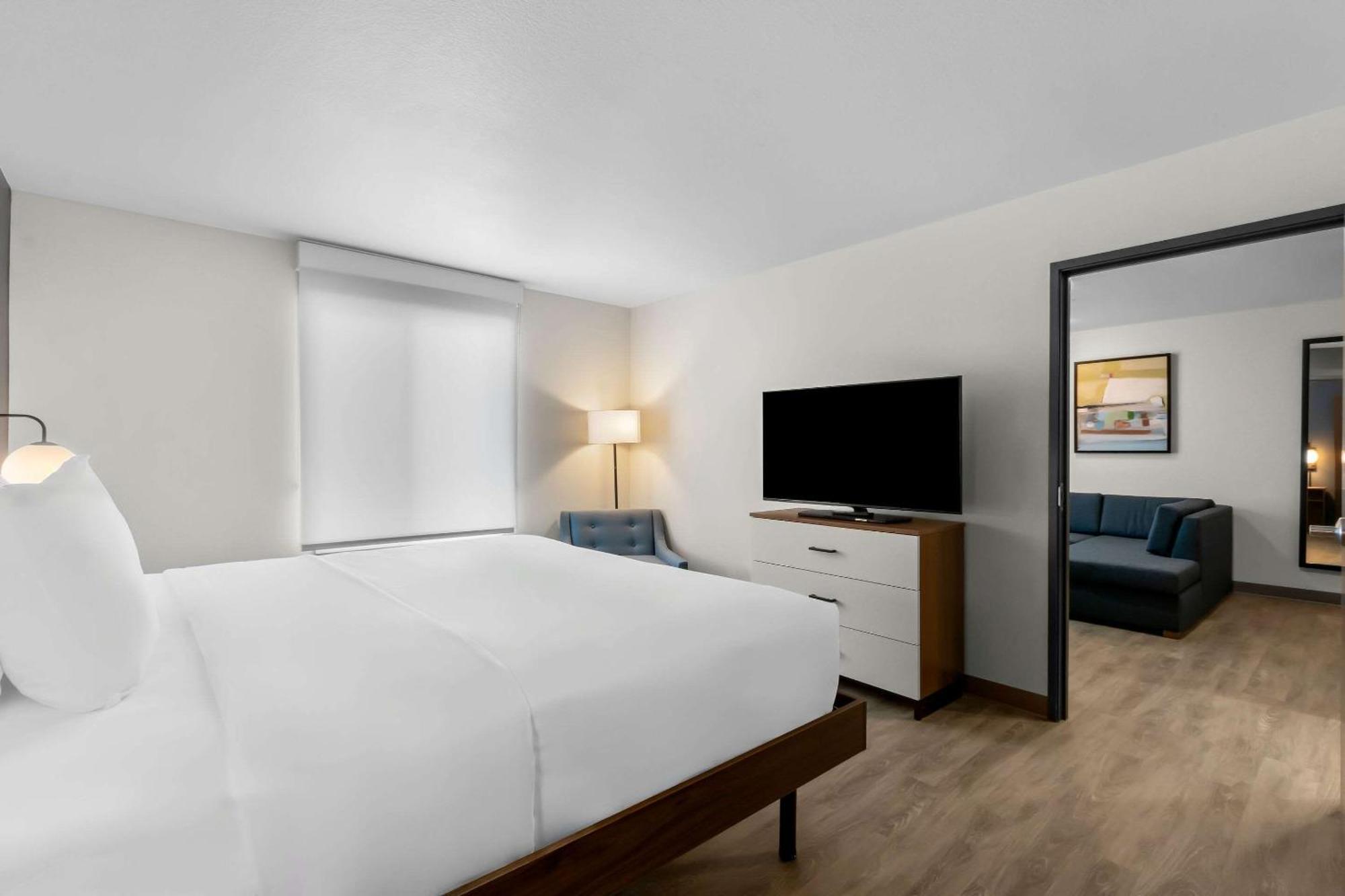 Everhome Suites Glendale Sports Entertainment District Exterior photo