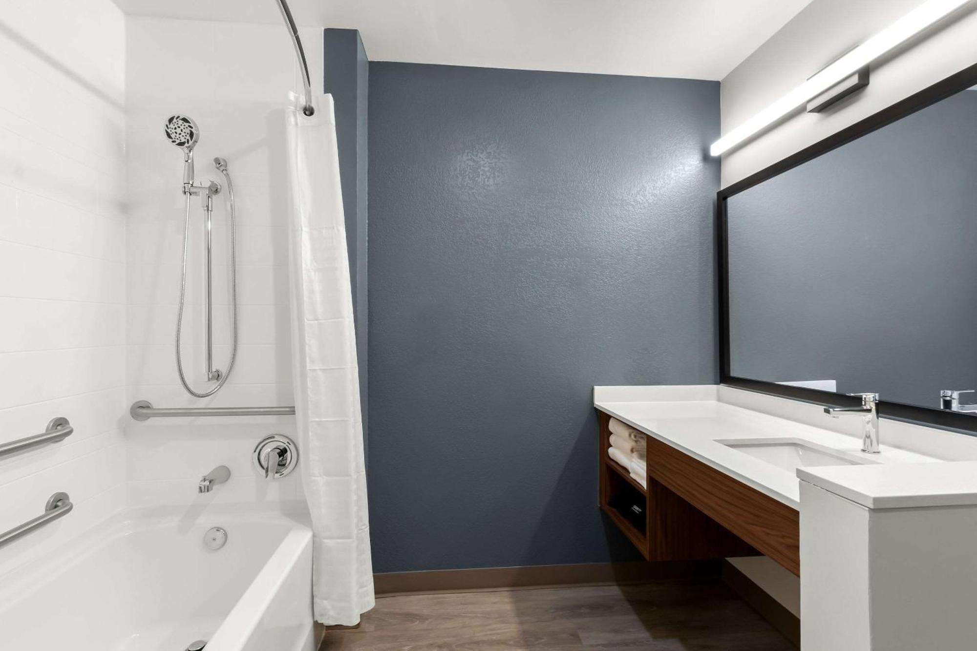 Everhome Suites Glendale Sports Entertainment District Exterior photo